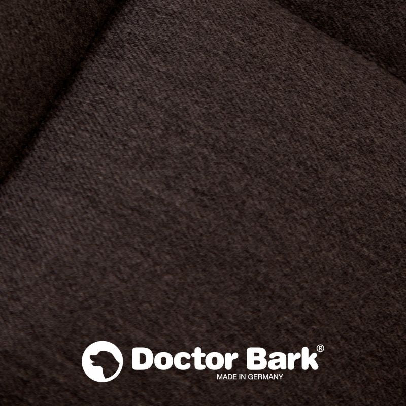 Braune Autoschondecke für Cabrio/Coupé mit "Doctor Bark" Logo und Hundesilhouette, hergestellt in Deutschland.