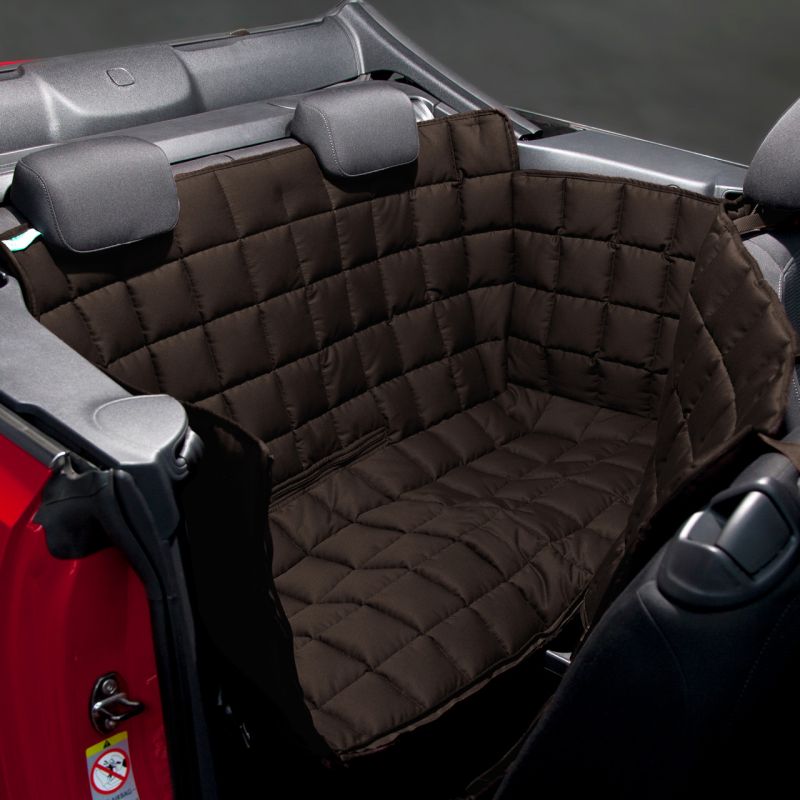 Gepolsterte braune Autoschondecke für Rückbank im Cabrio oder Coupé, bietet Schutz und Komfort.