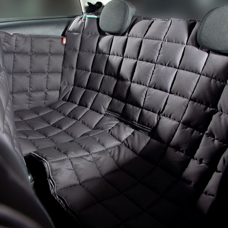 Padded Autoschondecke für Cabrio und Coupé in Schwarz mit karriertem Muster schützt die Rückbank vor Schmutz und Abnutzung.