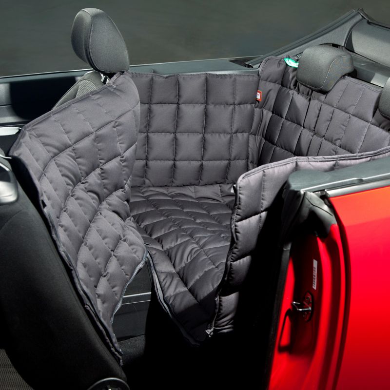 Gepolsterte Autoschondecke aus dunklem Material zum Schutz der Rücksitze in Cabrio oder Coupé.