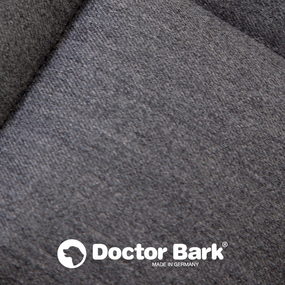 Graue Autodecke für 1 Sitz mit texturierter Oberfläche und "Doctor Bark"-Logo, hergestellt in Deutschland.