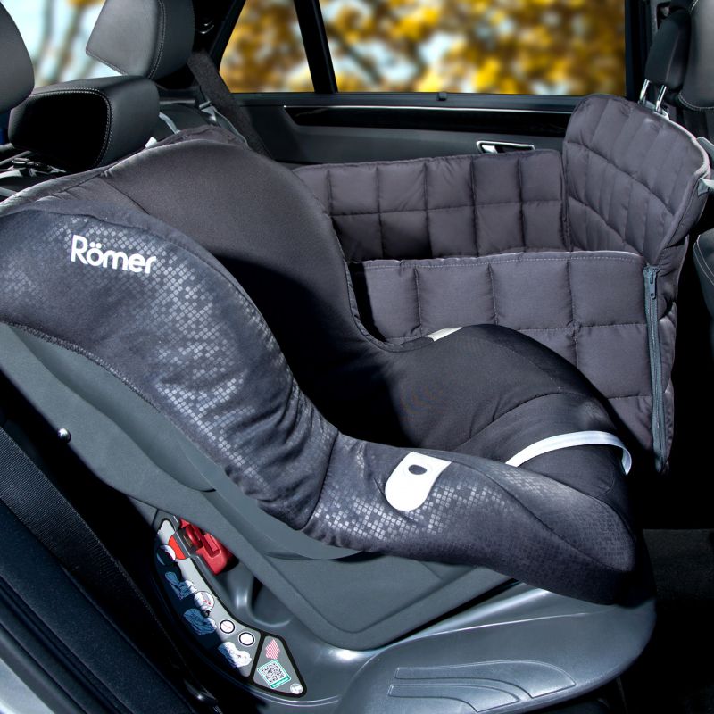"Aktiv kindgerechter Römer Kindersitz im Auto, gepolstert für Sicherheit und Komfort."