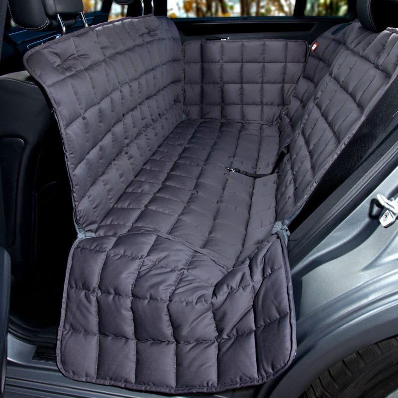 Gepolsterte 3-Sitz-Autodecke in dunkler Farbe, die die Rückbank des Fahrzeugs komplett schützt.