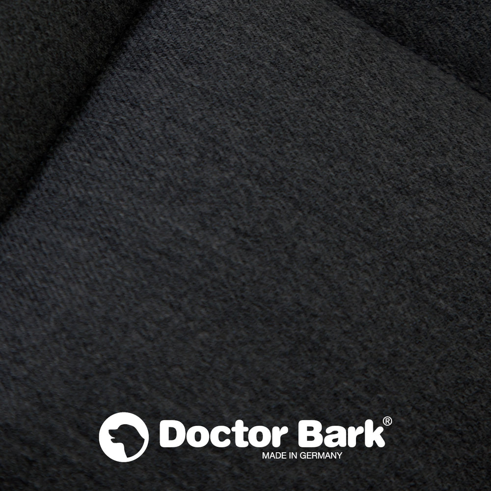 Dunkle, texturierte Autodecke für einen Sitz mit Doctor Bark Logo, MADE IN GERMANY.