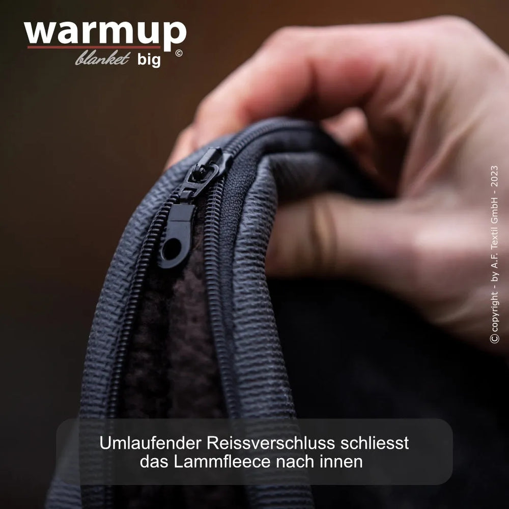 "Detailaufnahme des umlaufenden Reißverschlusses einer warmup© Decke mit lammfellartigem Innenmaterial."
