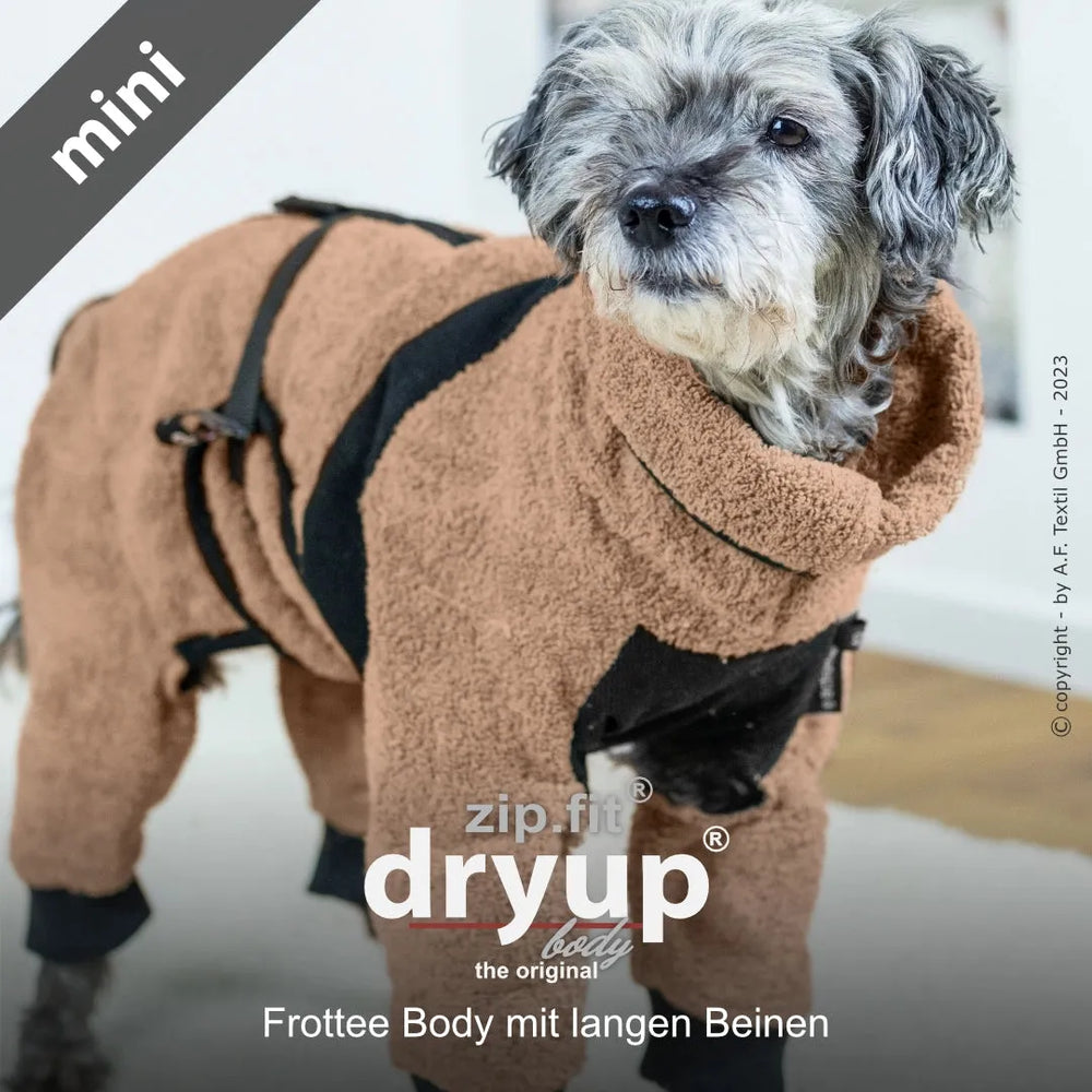 Kleiner Hund in braunem Frottee-Body mit langen Beinen und schwarzen Details, wirkt bequem und warm.
