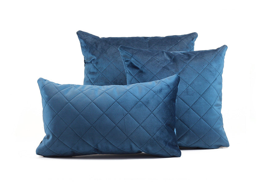 Dekorative Kissenbezüge in blauem Samt mit diamantförmiger Steppung, ideal für Wohnräume und als stilvolle Akzente.