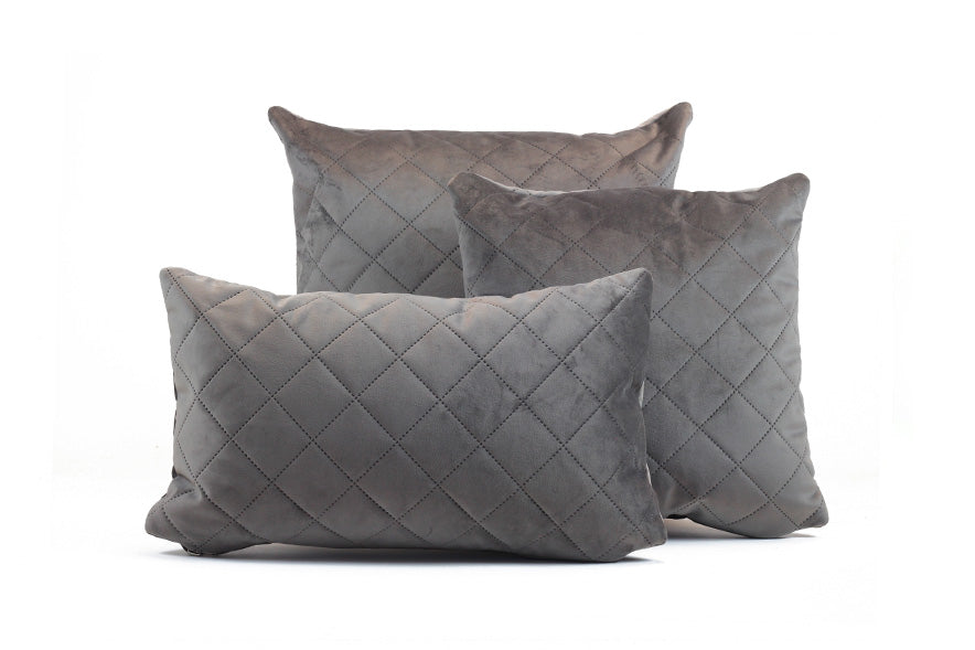 "Drei graue Kissenbezüge Caro mit Rautensteppung im modernen, minimalistischen Design und samtiger Textur."
