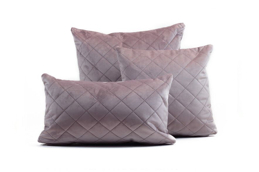 Drei elegante Kissenbezüge in sanftem Lila mit stilvollem Rautenmuster im quadratischen Design.