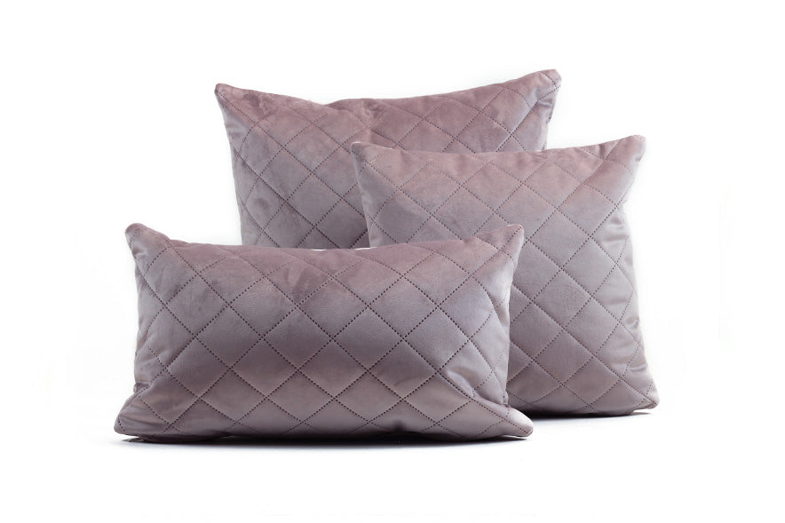 Drei elegante Kissenbezüge in sanftem Lila mit stilvollem Rautenmuster im quadratischen Design.