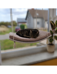 Hängende Katzenliege Arcing View aus Holz, oval, gepolstert, sanfte Farben, ideal für entspannte Katzen am Fenster.