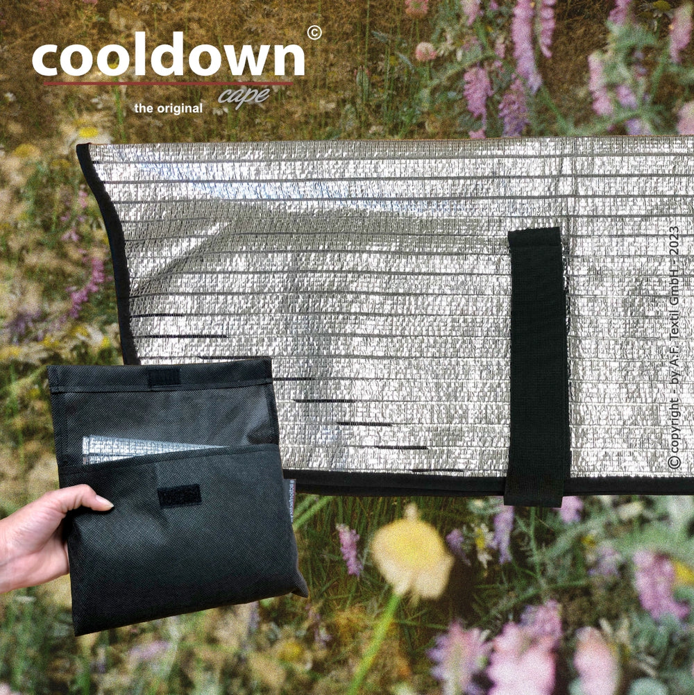 Silberne Cooldown Cape-Decke mit strukturierter Oberfläche und Klettverschluss, ideal für Erholung und Sportaktivitäten.