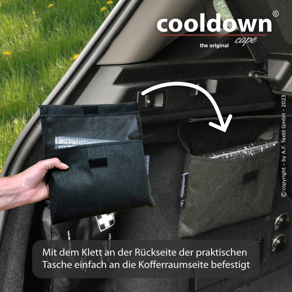 Praktische "cooldown cape" Tasche mit Klettverschluss, ideal für den Kofferraum, vor einem grünen Rasen.