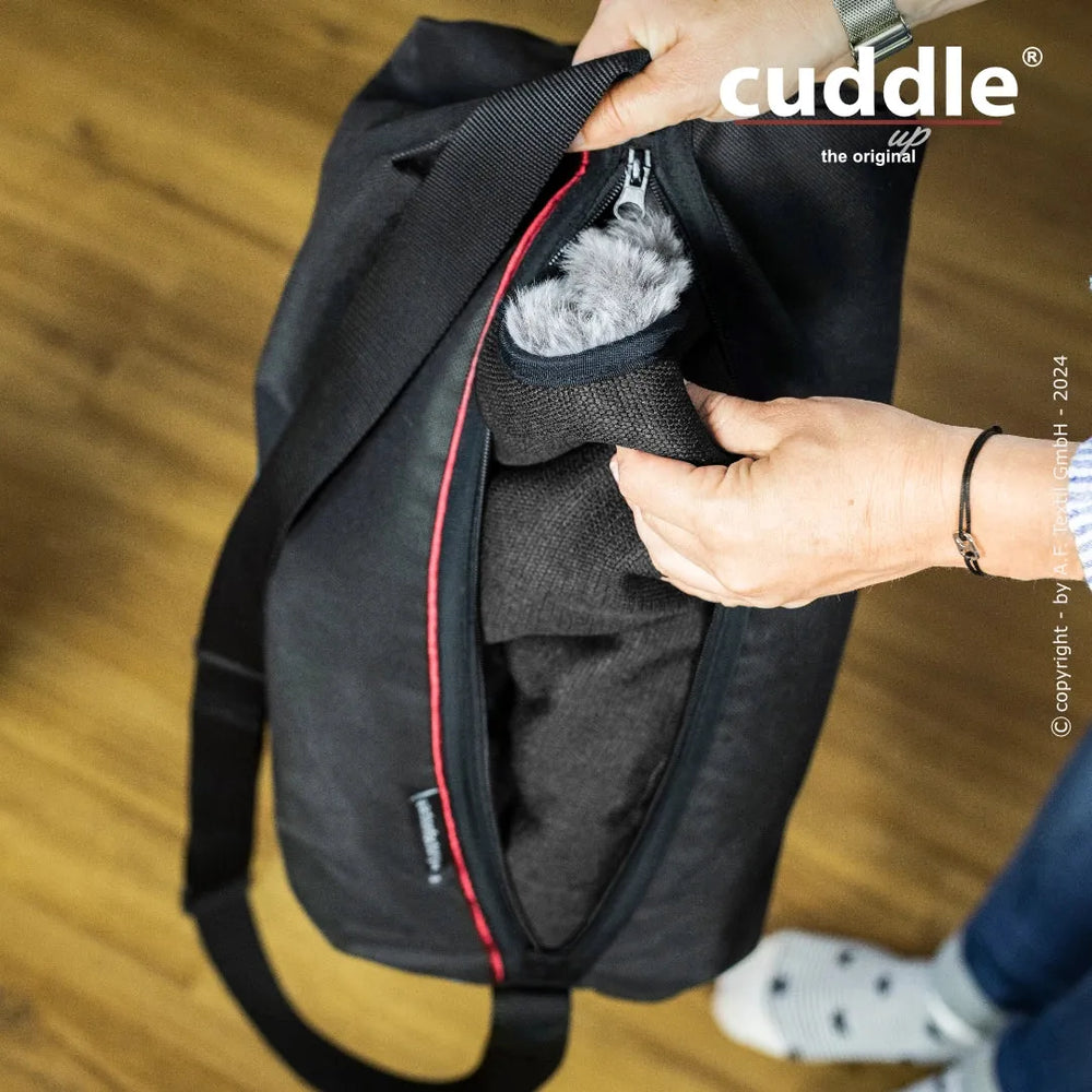 Schwarze Transporttasche mit grauem, flauschigem Inhalt für die wandelbare Hundeliege cuddle.up®.