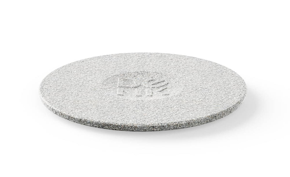 Graue Steinplatte als Deckel für Hundenapf, robust mit strukturierten Oberflächen und eingearbeitetem Logo.