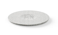 Graue Steinplatte als Deckel für Hundenapf, robust mit strukturierten Oberflächen und eingearbeitetem Logo.