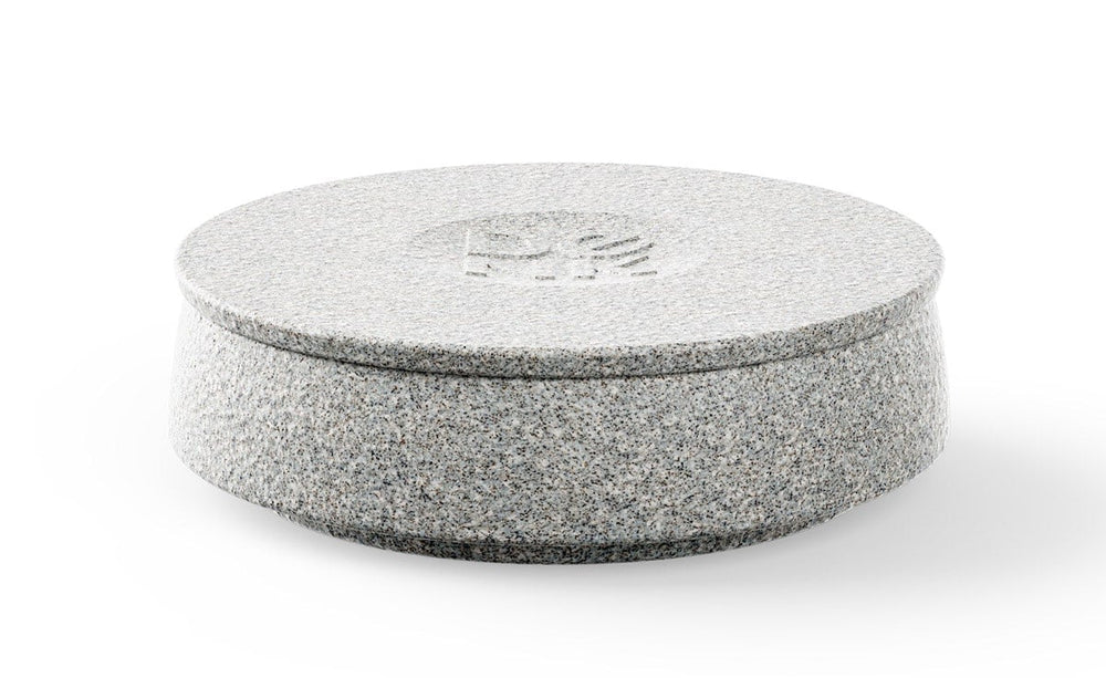 Runder, flacher Deckel für Katzennapf aus gräulichem, grobkörnigem Material mit glänzender Oberfläche.