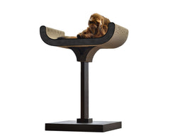 Eleganter Kratzbaum mit geschwungenem Liegeteil und Katze, ideal für modernes Katzeninterieur.