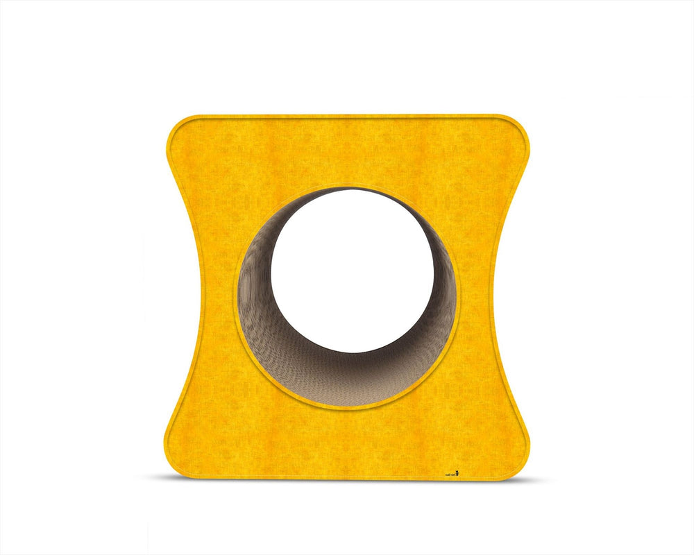 Katzenfreundlicher Kratzbaum in gelb-lackiertem Würfeldesign mit runder Öffnung und robuster Oberfläche.