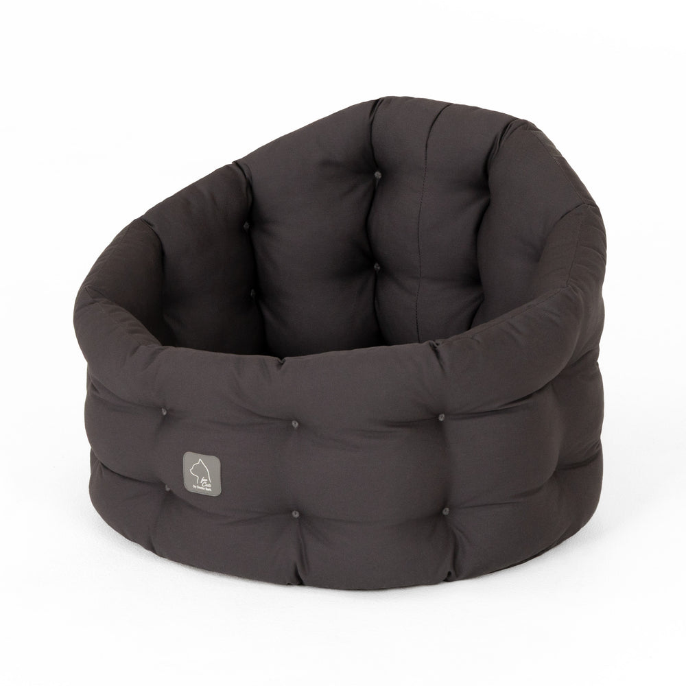 Rundes Katzenbett Deluxe in Dunkelbraun mit weicher, gepolsterter Oberfläche und stilvollen Kissenmustern.