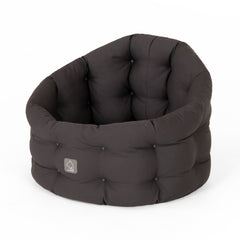 Rundes Katzenbett Deluxe in Dunkelbraun mit weicher, gepolsterter Oberfläche und stilvollen Kissenmustern.