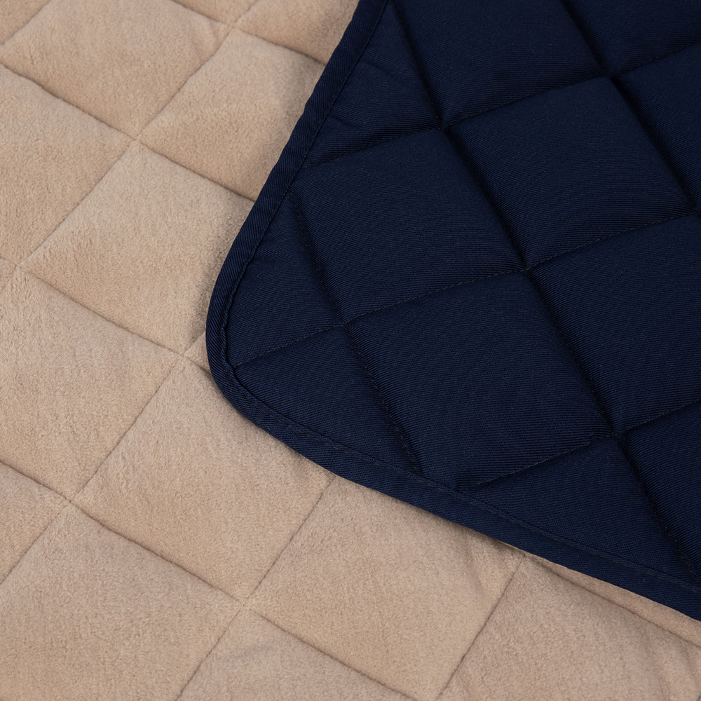 Gepolsterte Fleece-Steppdecke in beige und dunkelblau, mit weichem und strapazierfähigem Material.