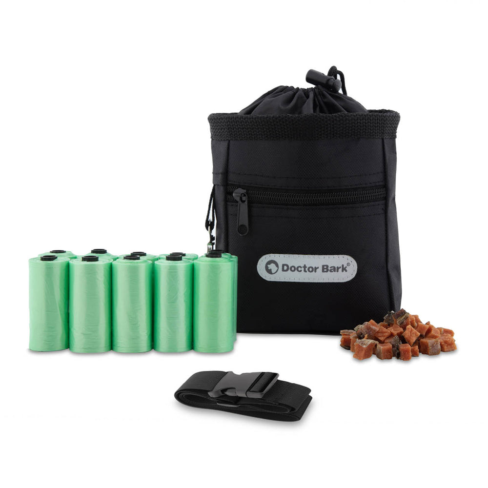 Set mit Hundekotbeuteln und Tasche, inklusive Hundeleckerlis für die ideale Hundepflege unterwegs.