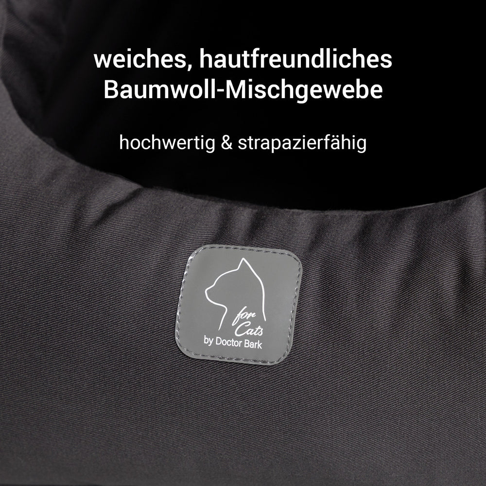 Katzenhöhle Deluxe aus hochwertigem Baumwoll-Mischgewebe mit robustem, weichem Label und Katzenabbildung.