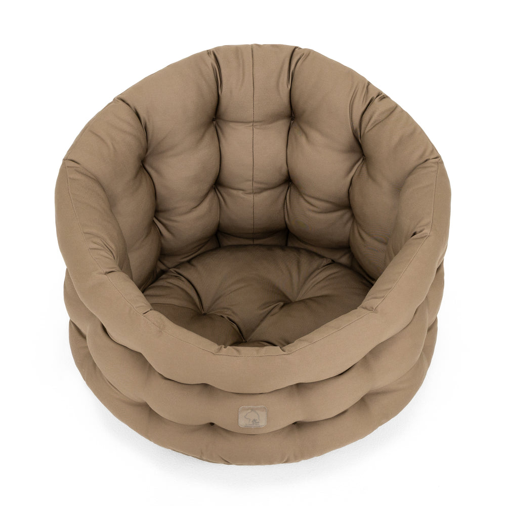 Beiger Katzenbett Deluxe mit weicher Oberfläche und gepolsterten Mustern für maximalen Komfort und Entspannung.