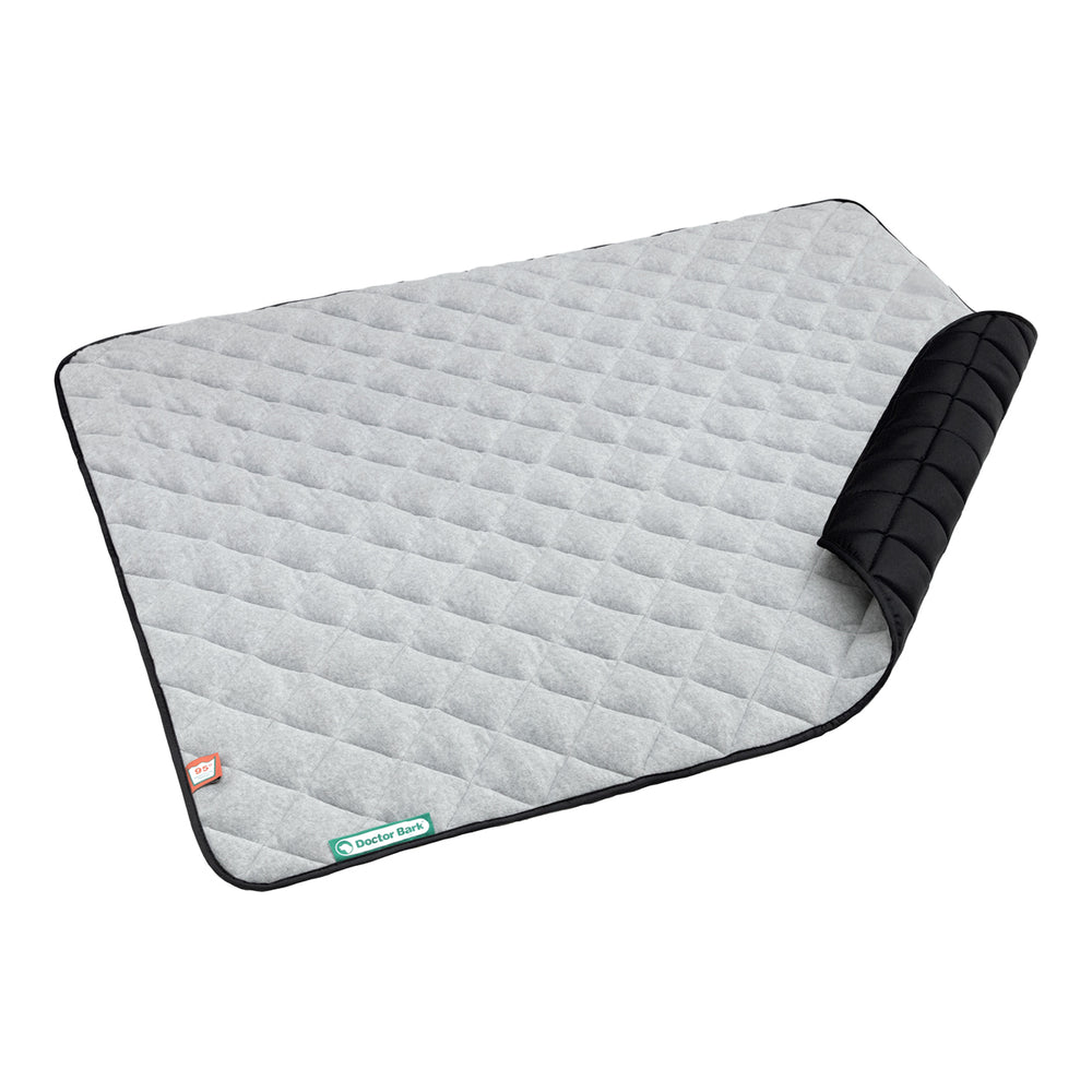 Faltbare graue Steppdecke aus Fleece mit strukturiertem Design und schwarzem Rand, abgerundeten Ecken und umgeschlagenem Teil.