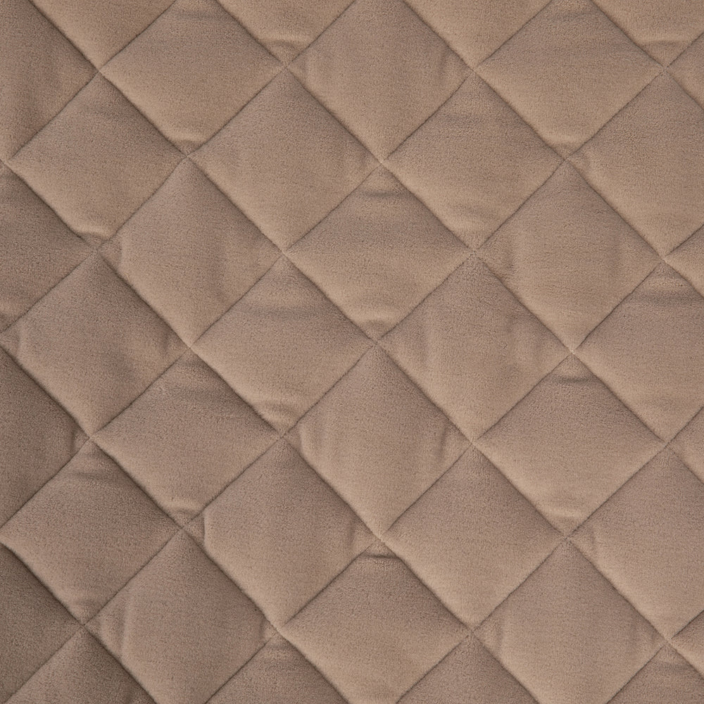 Sanfte braune Steppdecke aus Fleece mit diagonalen Rautenmustern und samtiger Oberfläche.