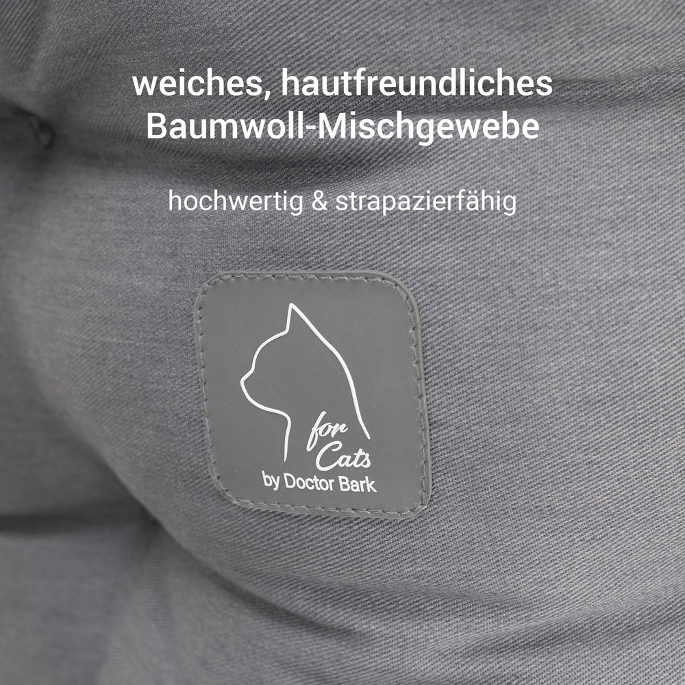 Grau gefärbtes Katzenbett aus hautfreundlichem Baumwoll-Mischgewebe mit stilisiertem Katzenlogo.