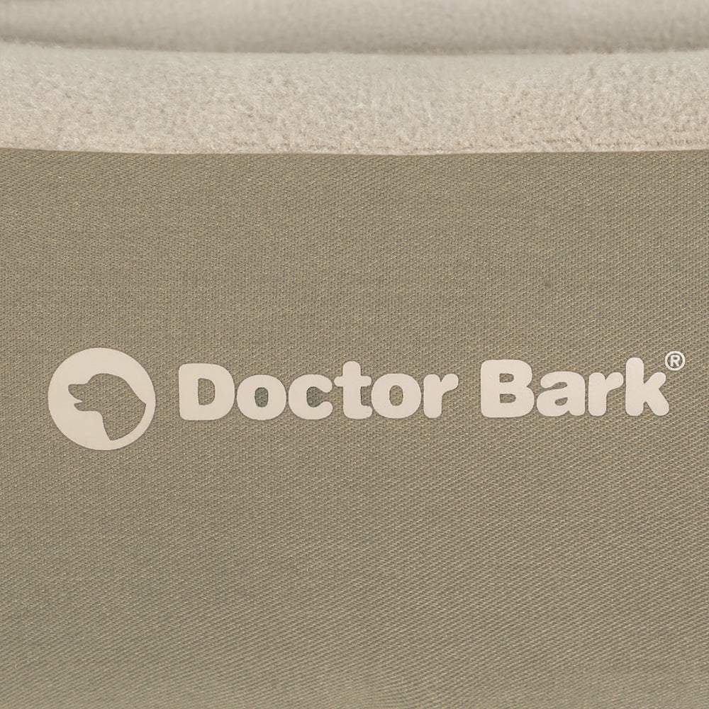 Logo von Doctor Bark mit stilisierter Hundesilhouette auf beigem Hintergrund in weißer Schrift.