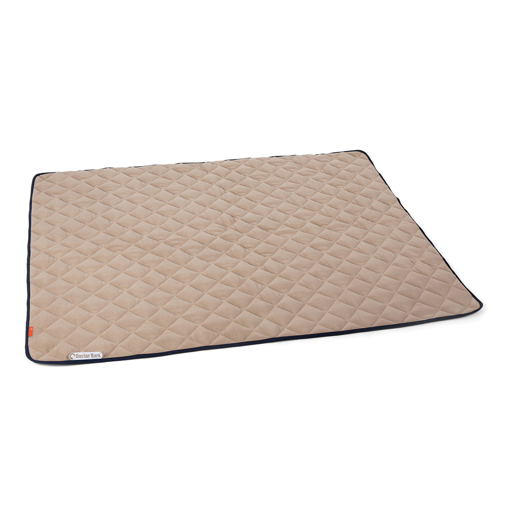 Beige Fleece-Steppdecke mit Rautenstruktur, ideal für gemütliche Innenräume.