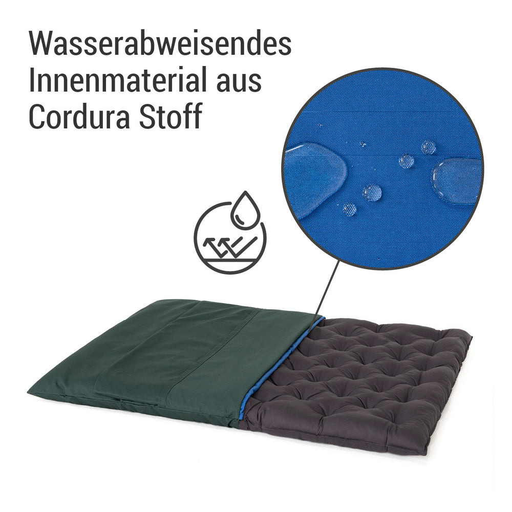 Orthopädisches Country Kissen in Dunkelgrün und Dunkelgrau, mit Wassertröpfchen auf dem robusten Stoff sichtbar.