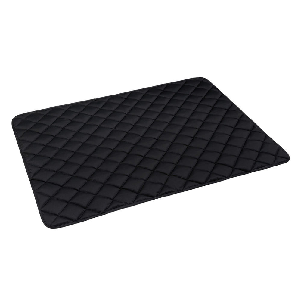 Schwarze Fleece-Steppdecke mit rautenförmiger Steppung und abgerundeten Ecken, glatt und weich.