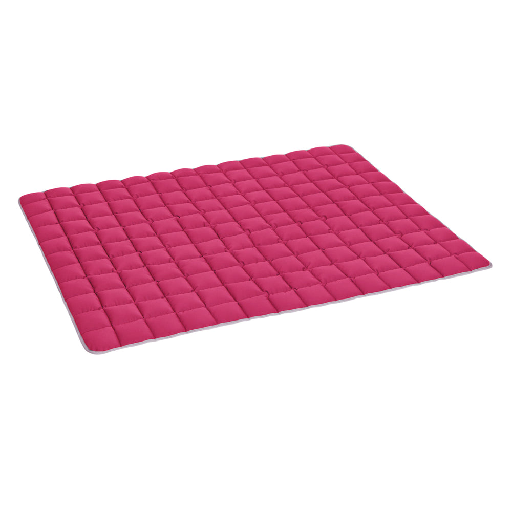 Gesteppte Wendedecke in kräftigem Pink mit quadratischen Mustern, ideal für Komfort und Stil zu Hause.