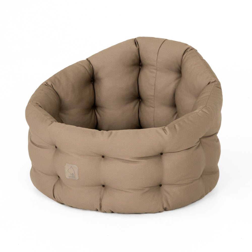 Gepolstertes, hundeförmiges Katzenbett Deluxe in braun mit runder, erhöhter Form für maximalen Komfort.