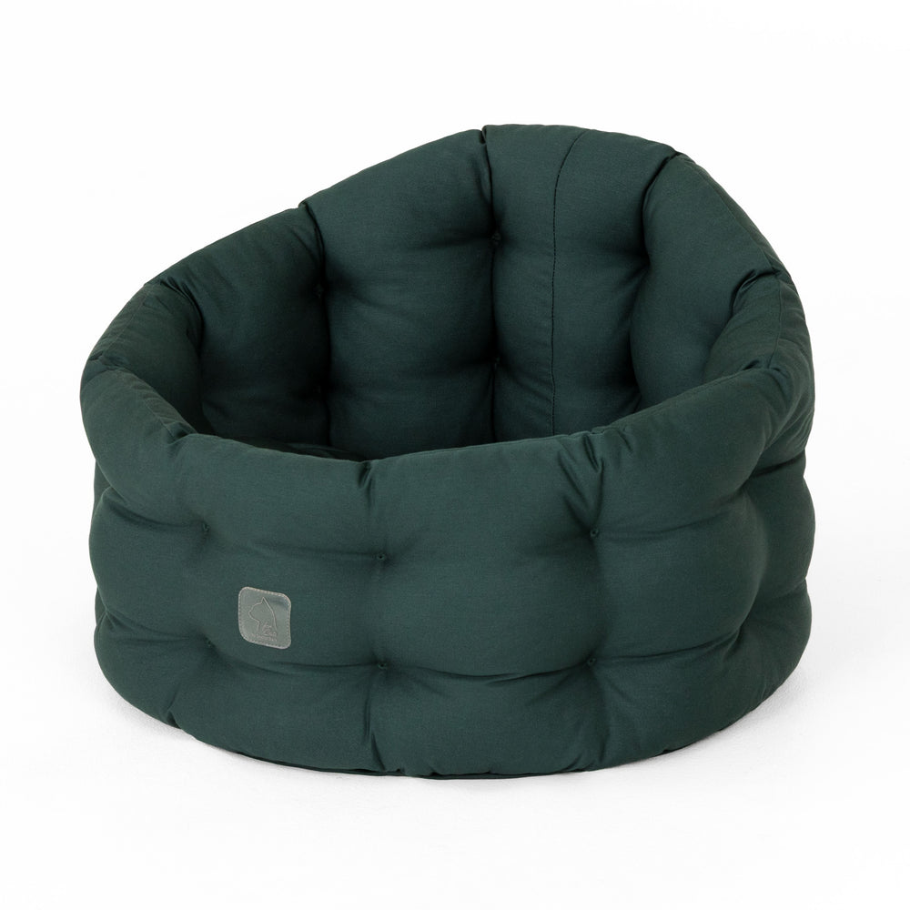 Bequemes, ovales Katzenbett Deluxe in grün mit weicher, gepolsterter Oberfläche und sichtbaren Nahtdetails. Ideal für Entspannung.