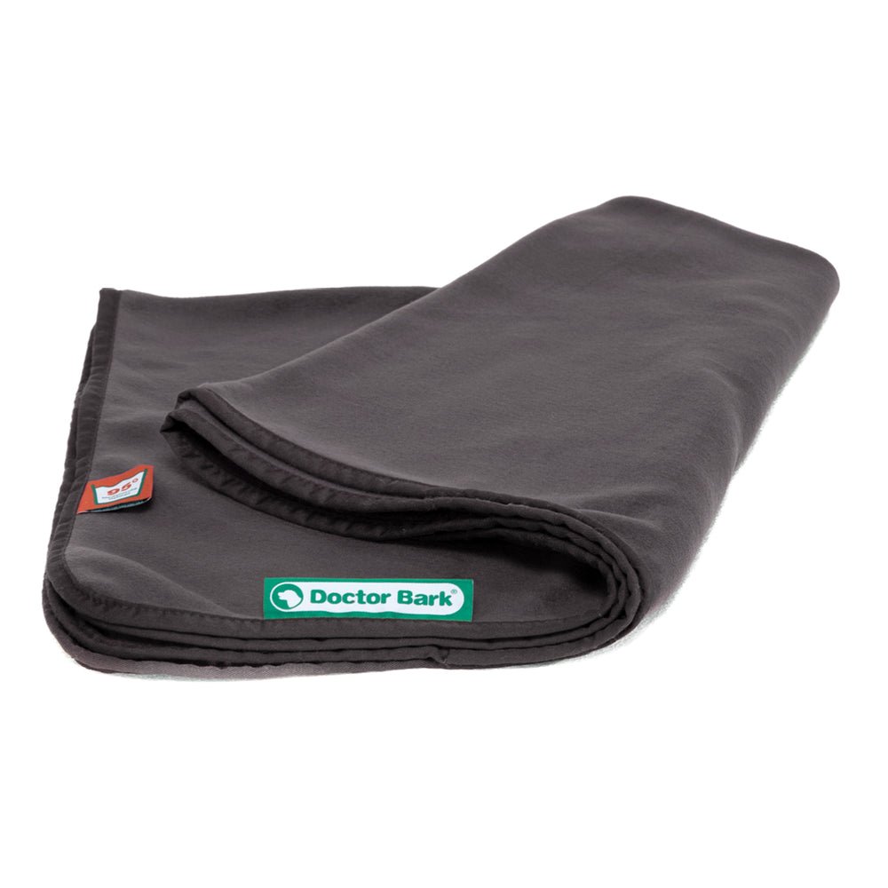 "Faltbare graue Kuscheldecke aus weichem Fleece mit dem grünen Label 'Doctor Bark' günstig erhältlich."