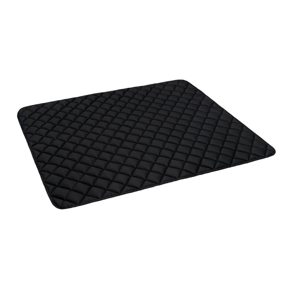 Schwarze Steppdecke aus Fleece mit rautenförmigem Quiltmuster und abgerundeten Ecken. Ideal für Gemütlichkeit und Wärme.