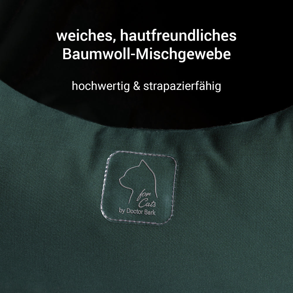 Hochwertiger, dunkler Stoff für eine Katzenhöhle mit Etikett „for Cats by Doctor Bark“ und Baumwollbeschreibung.
