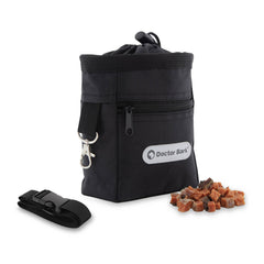 Schwarze Snacktasche mit 150 Kotbeuteln, seitlichem Reißverschluss und Schultergurt, neben Snacks präsentiert.