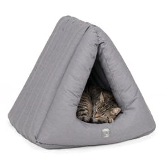 Gemütliche graue Katzenhöhle mit gepolstertem Design, in der eine schlafende Katze entspannt relaxen kann.
