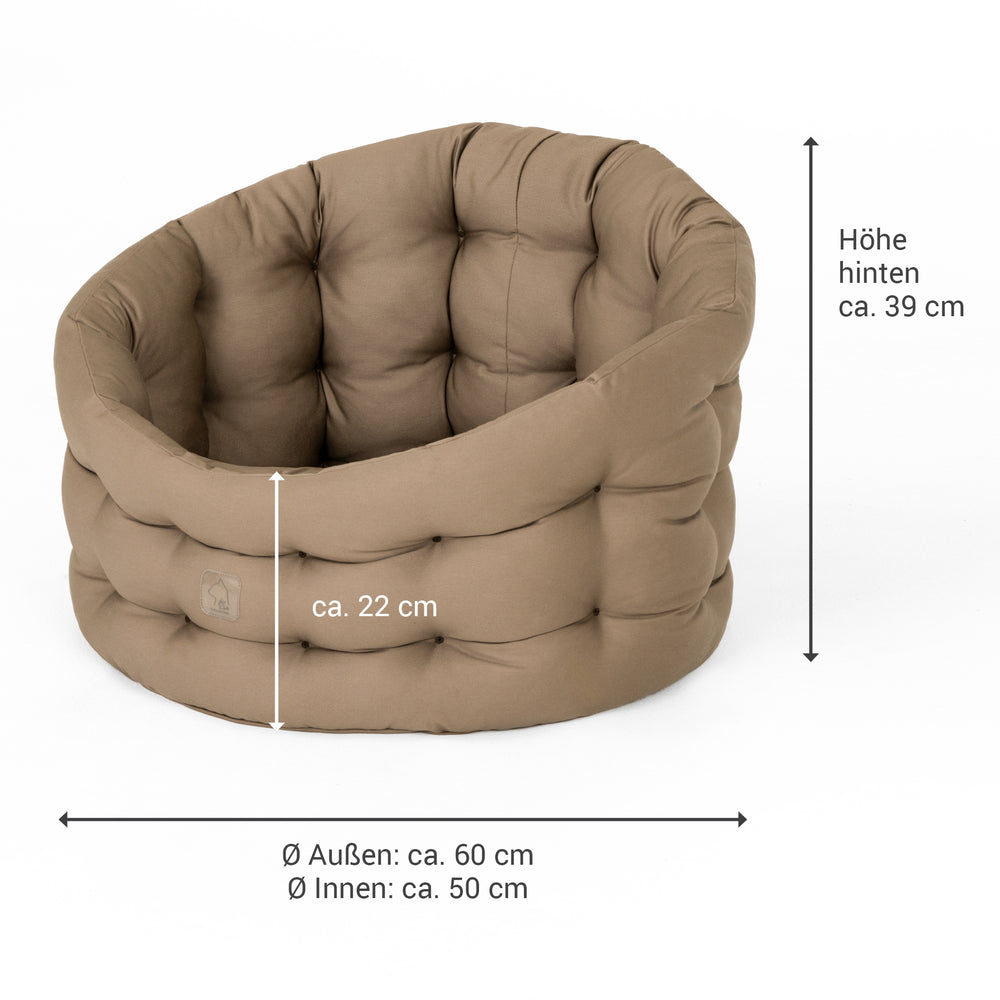 Gemütliches, ovales Katzenbett Deluxe in Beige mit weicher, gepolsterter Oberfläche und einer Höhe von 39 cm.