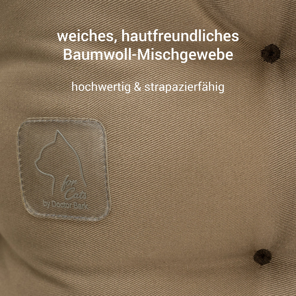 "Braunes Katzenbett Deluxe aus weichem Baumwoll-Mischgewebe mit eingeprägtem Katzenlogo."