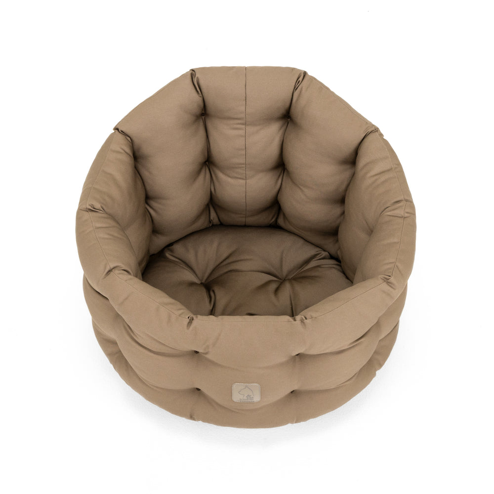Beiges, rundes Katzenbett Deluxe mit gepolsterter tufted Oberfläche für optimalen Komfort und Gemütlichkeit.