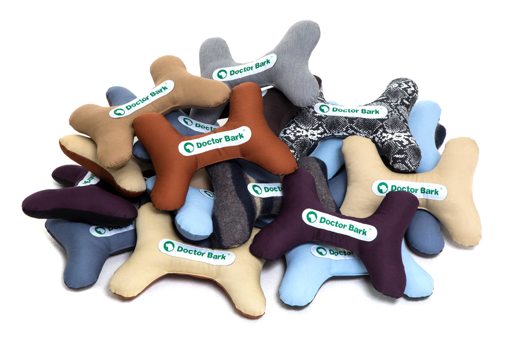 Bunte Spielzeugknochen von Doctor Bark in verschiedenen Farben und Mustern, ideal für Haustiere zum Spielen.