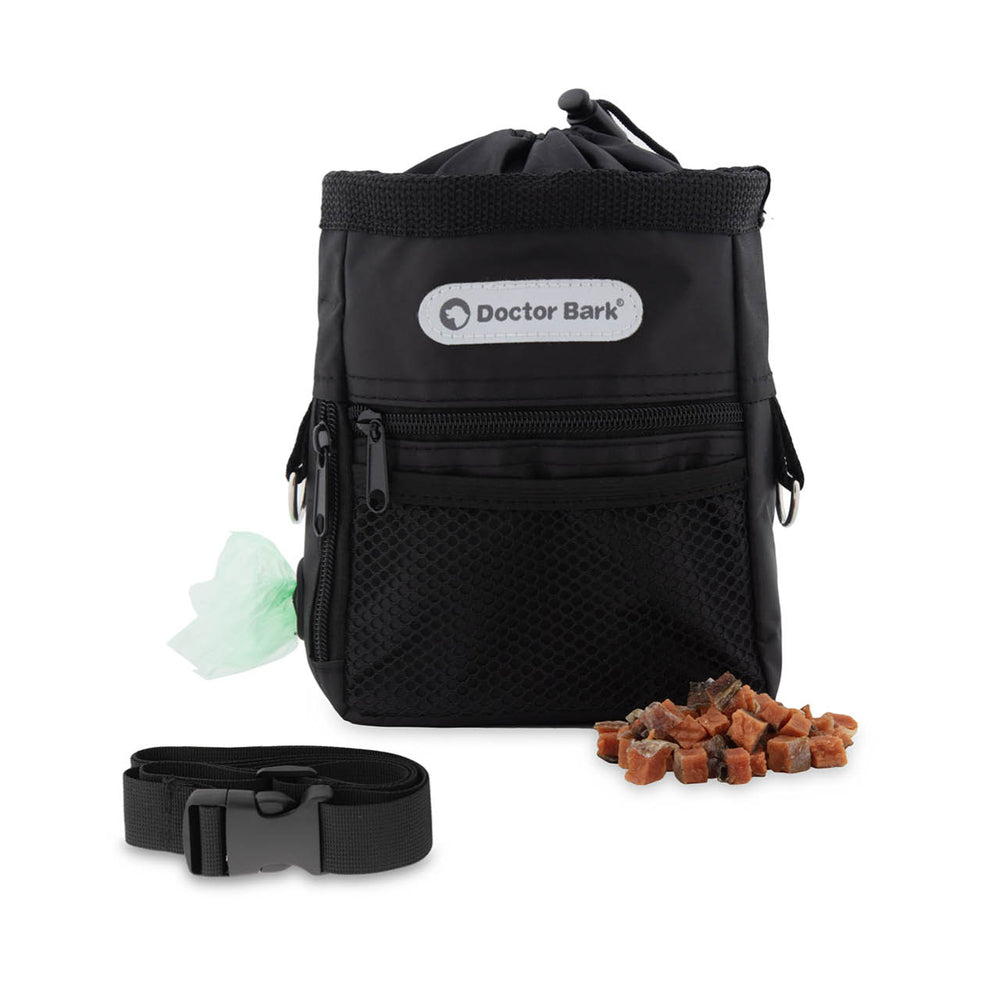 Schwarze Snack Tasche von Doctor Bark mit 150 Kotbeuteln, Kordelzug, Reißverschluss und seitlichen Netztaschen.
