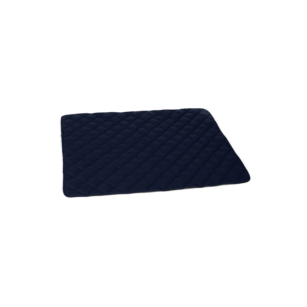 Dunkelblaue Fleece-Steppdecke mit diagonalem Rautenmuster, weich und bequem für gemütliche Stunden.